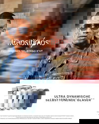 Zu sehen ist ein Mann mit Selbsttönender Brille.